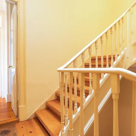 Spacious Near Saldanha Лиссабон